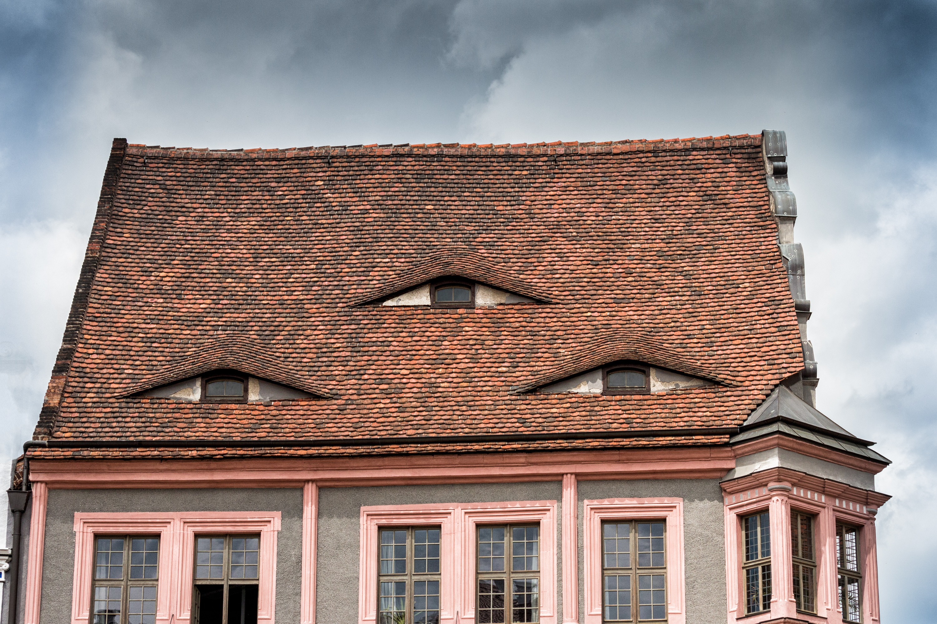 haeuserdach-mit-augen-in-goerlitz